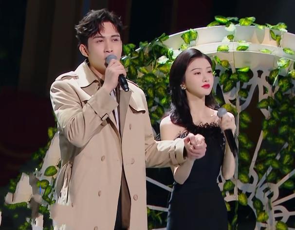 张彬彬和景甜唱司藤主题曲,手放的位置是男友专属,太自然而然了_时候