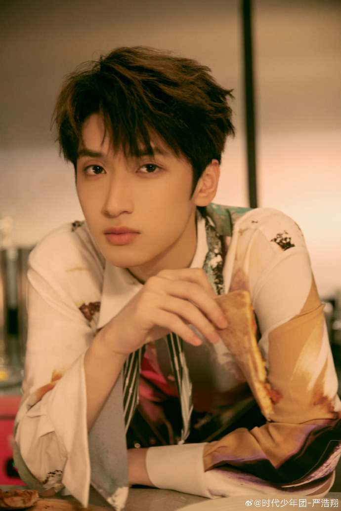 每一张都好帅@时代少年团-严浩翔#严浩翔暖色系写真