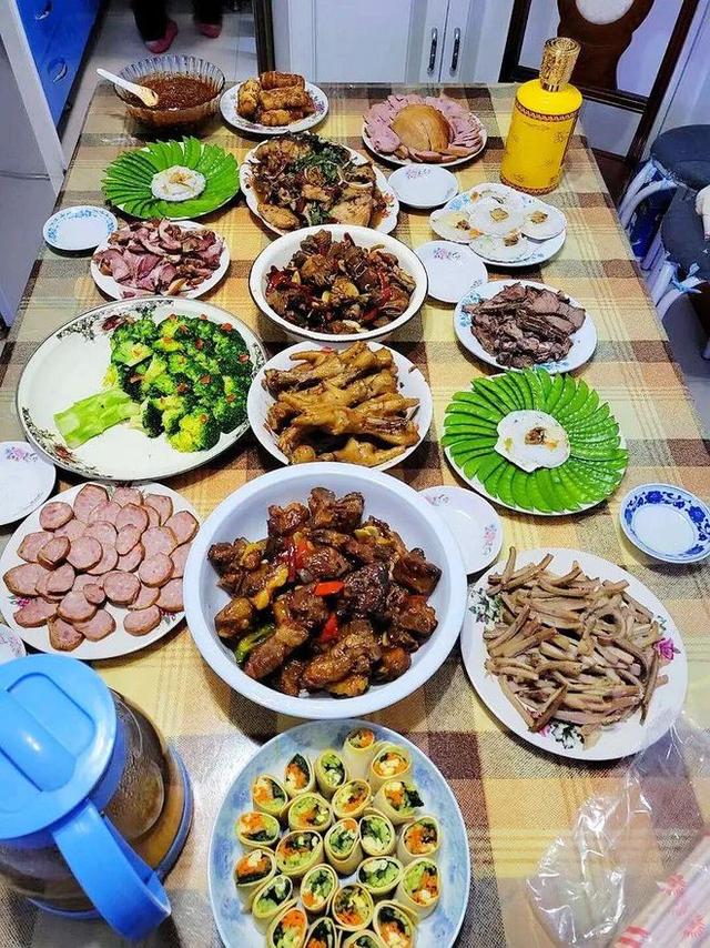 八家年夜饭,南北差异太大,家家有亮点,哪家最有年味?