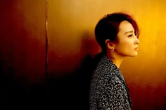 蒋勤勤优雅帅气 叼爆米花尽显俏皮