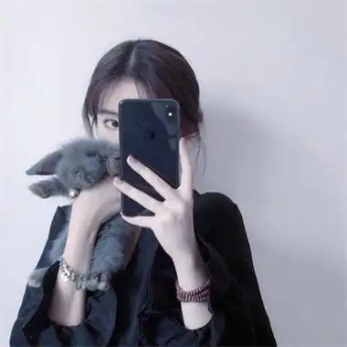 用手机对着镜子拍照的女生有一种可爱又真实的自然美感,而且这种头像
