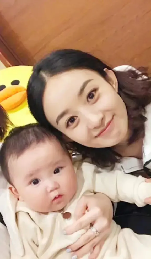 赵丽颖首次晒与儿子照片母子俩亲密贴贴