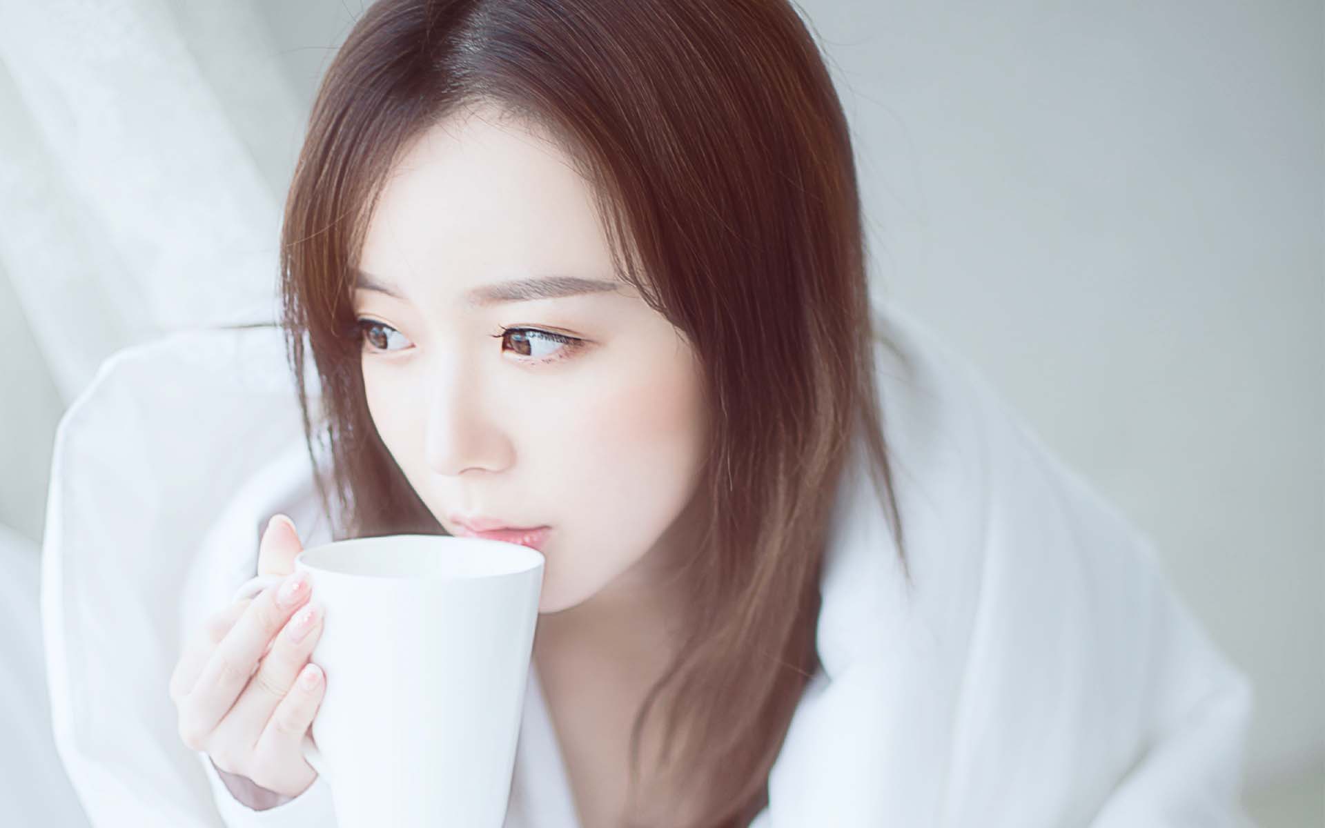 性感白衬衣美女床上诱惑写真图片壁纸,清纯唯美的长发美女,白色衬衫