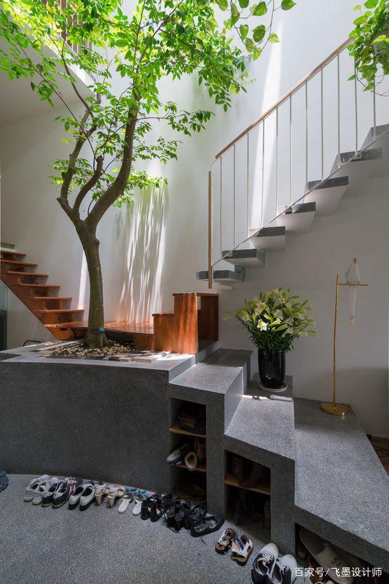 反正楼梯下面也是空着,不如学着打造微景观,一梯一景好有诗意