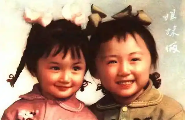 回顾52岁杨钰莹怀孕了穿紧身长裙肚子又圆又鼓孩子的父亲是谁