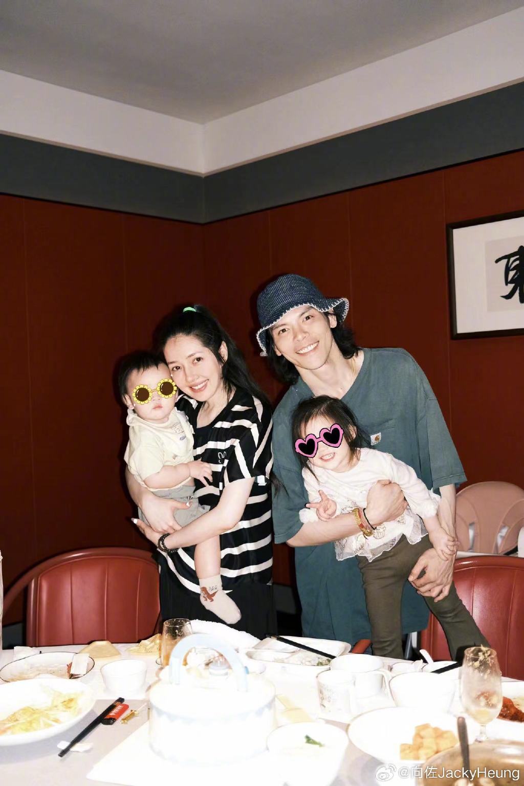 向佐晒全家福亲吻郭碧婷,女儿嘴巴引热议,嘴歪明显左右脸不对称