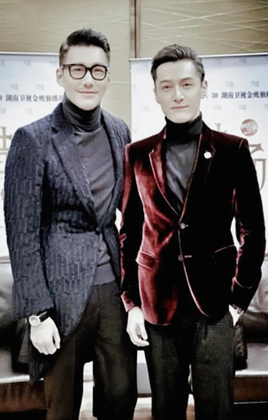 胡兵和胡歌一起合影,胡歌身高185都显矮了,他们都是黄金单身汉-猪泡泡