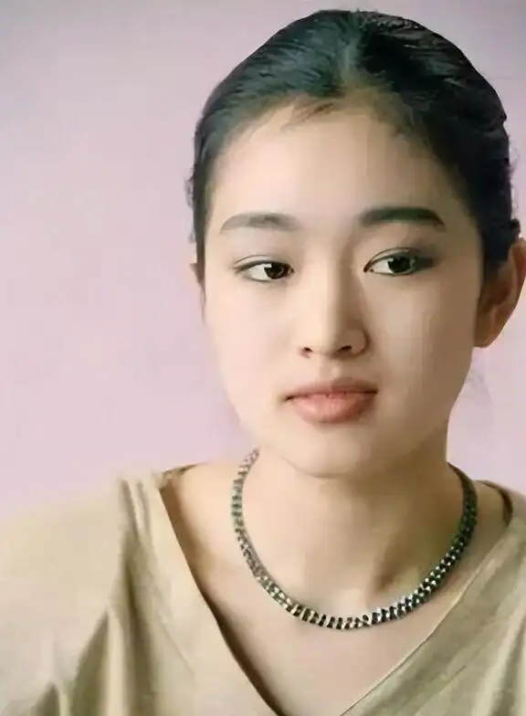 19岁辍学给张艺谋生儿子,11年没名分毫无怨言,陈婷的确比巩俐强