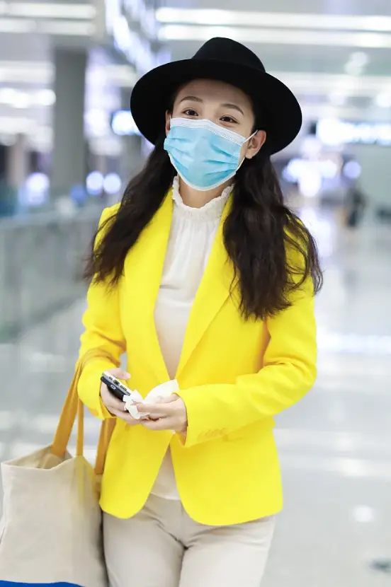 吴倩机场造型曝光,西装穿搭化身"海绵宝宝",是不是有点土?