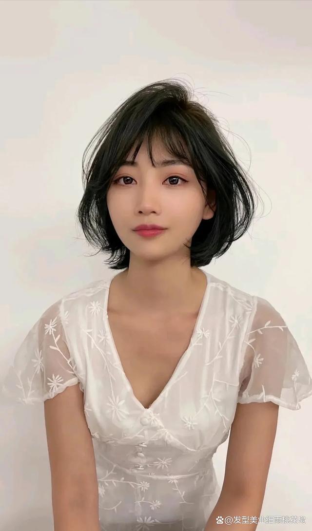 适合剪短发的女生,剪了短发更有辨识度,也看起来也更显年轻.