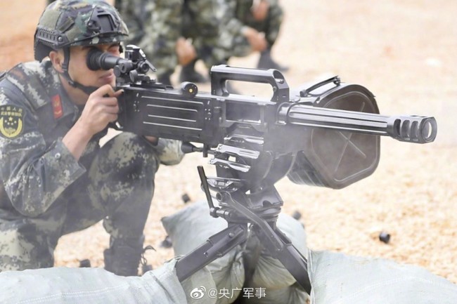 重火力压制战斗值飙升武警官兵试射新装备