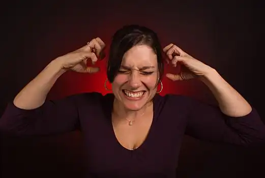 女模特,精神崩溃,愤怒,郁闷