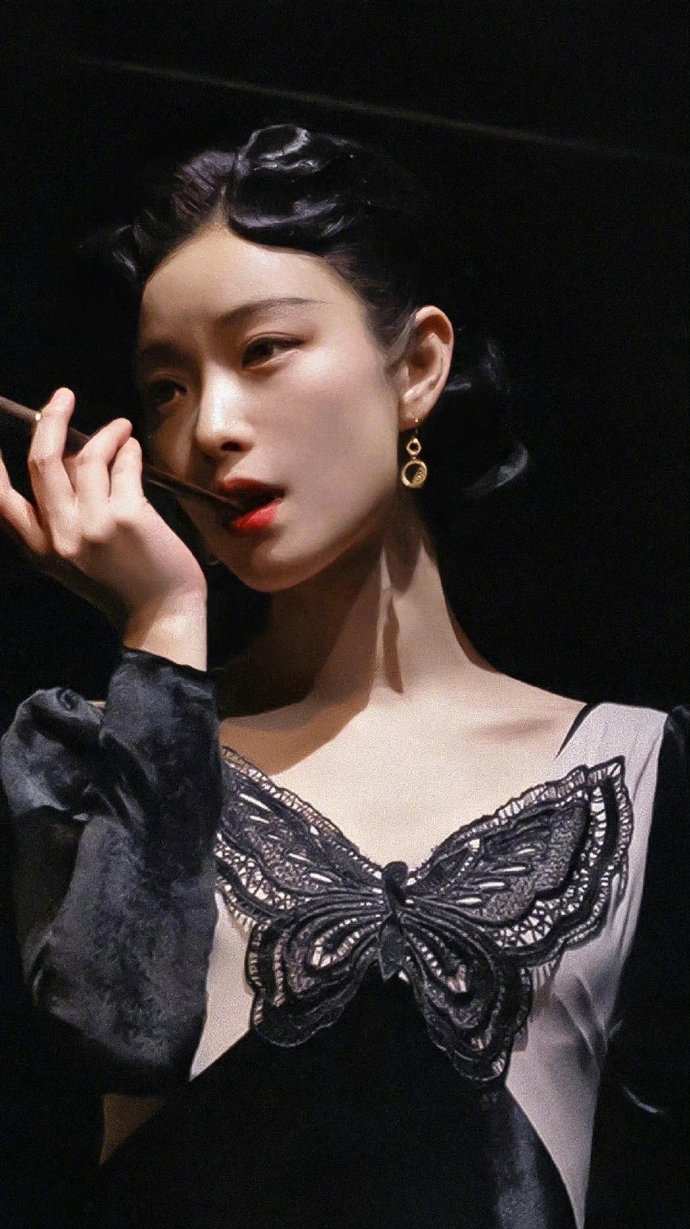 倪妮话剧《如梦之梦》造型合集,她的旗袍装真的百看不厌,复古盘发搭配