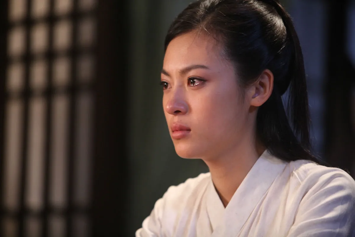 一天,宣华夫人正在换衣服,太子杨广突然从背后窜出,一把将宣华夫人抱