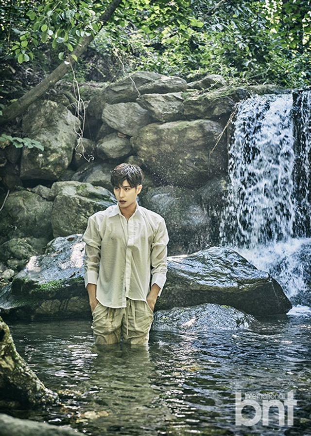 韩星成勋拍泳池写真 完美演绎熟男魅力