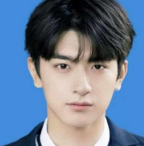 有种"证件照"叫邓伦,别人都一本正经,而他却画风突变_朱一龙_镜头