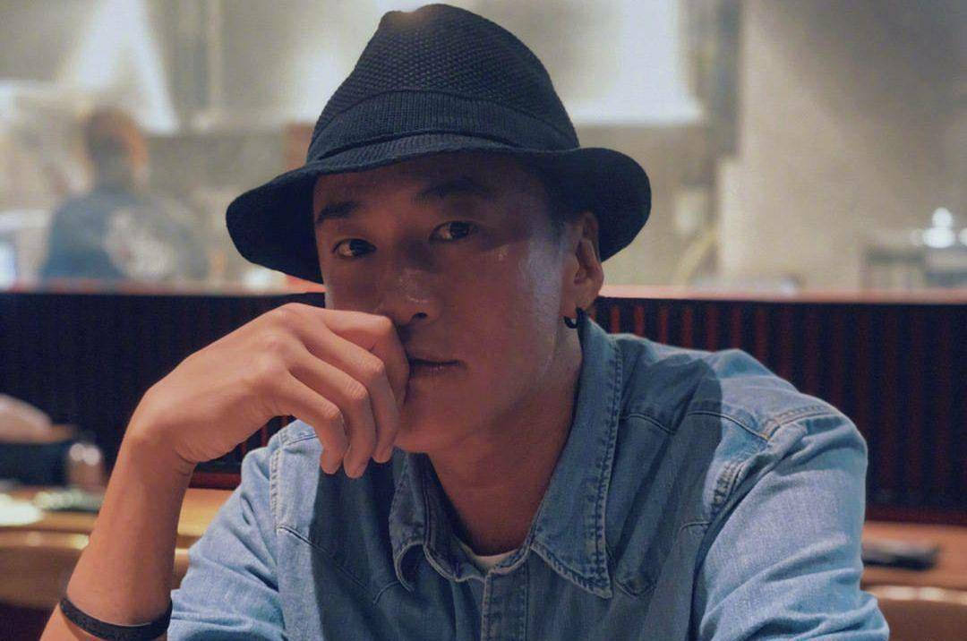 44岁何润东扛妻沙漠拍照,身材健硕出汗反光,结婚多年感情深厚_妻子