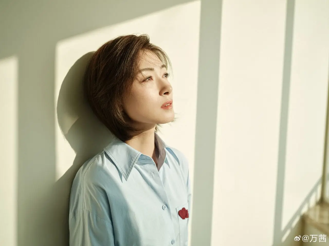 万茜化身阳光下的温柔学姐!浅蓝桃心衬衫牛仔长裙,风采依旧
