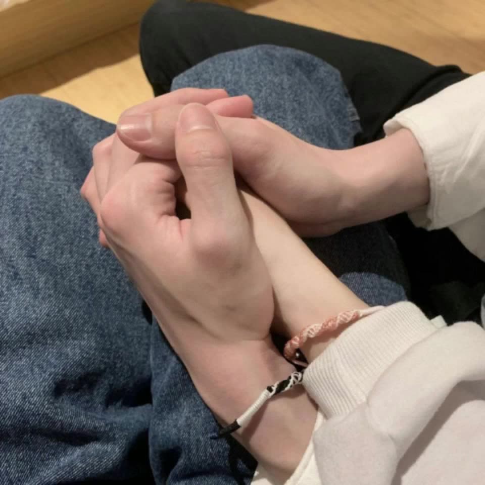 上一任的阴影留给下一任 而男孩子会把上一任的亏欠留给下一任 牵手手