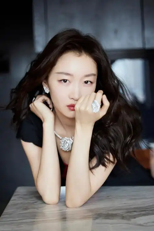 别样美丽!周冬雨深v写真 胸挂红花热辣似火焰-第3张图片-我爱ps教程网