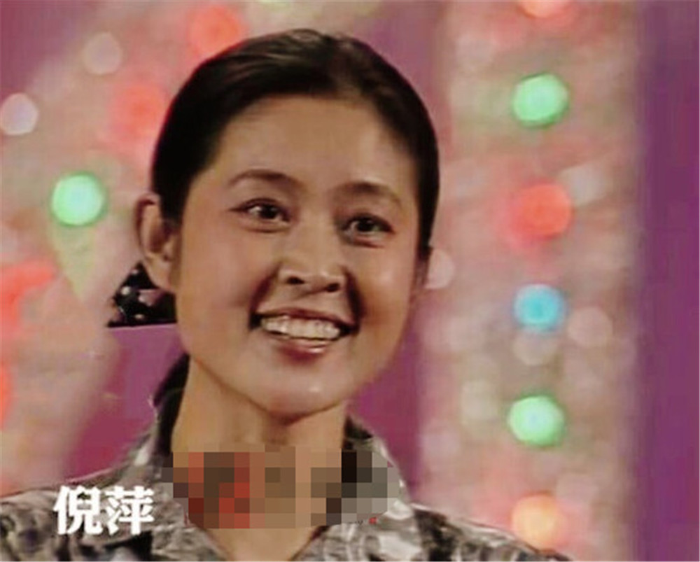 在家乡的晚会上侃侃而谈,倪萍自己要是看到这组照片,应该有多怀念旧