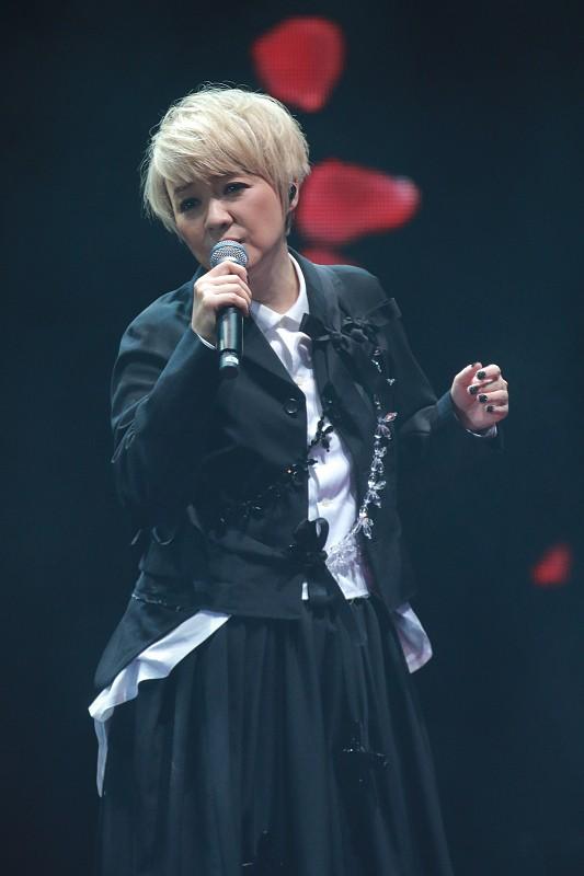 年近60的陈慧娴还是很时髦,黄色短发配黑白穿搭,时尚度不减