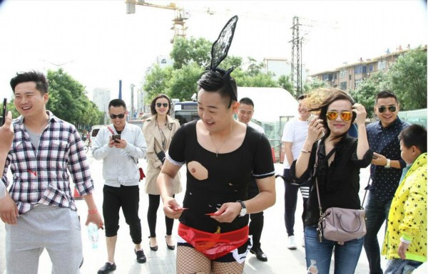 男子遭闹婚 扮成"兔女郎"闹市发红包