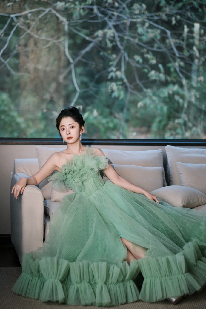 谭松韵超话98#两小姐s postcard#两小姐@谭松韵seven身着薄荷绿