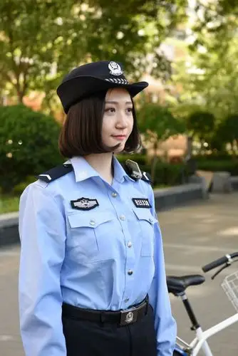 年轻女民警执勤情景.
