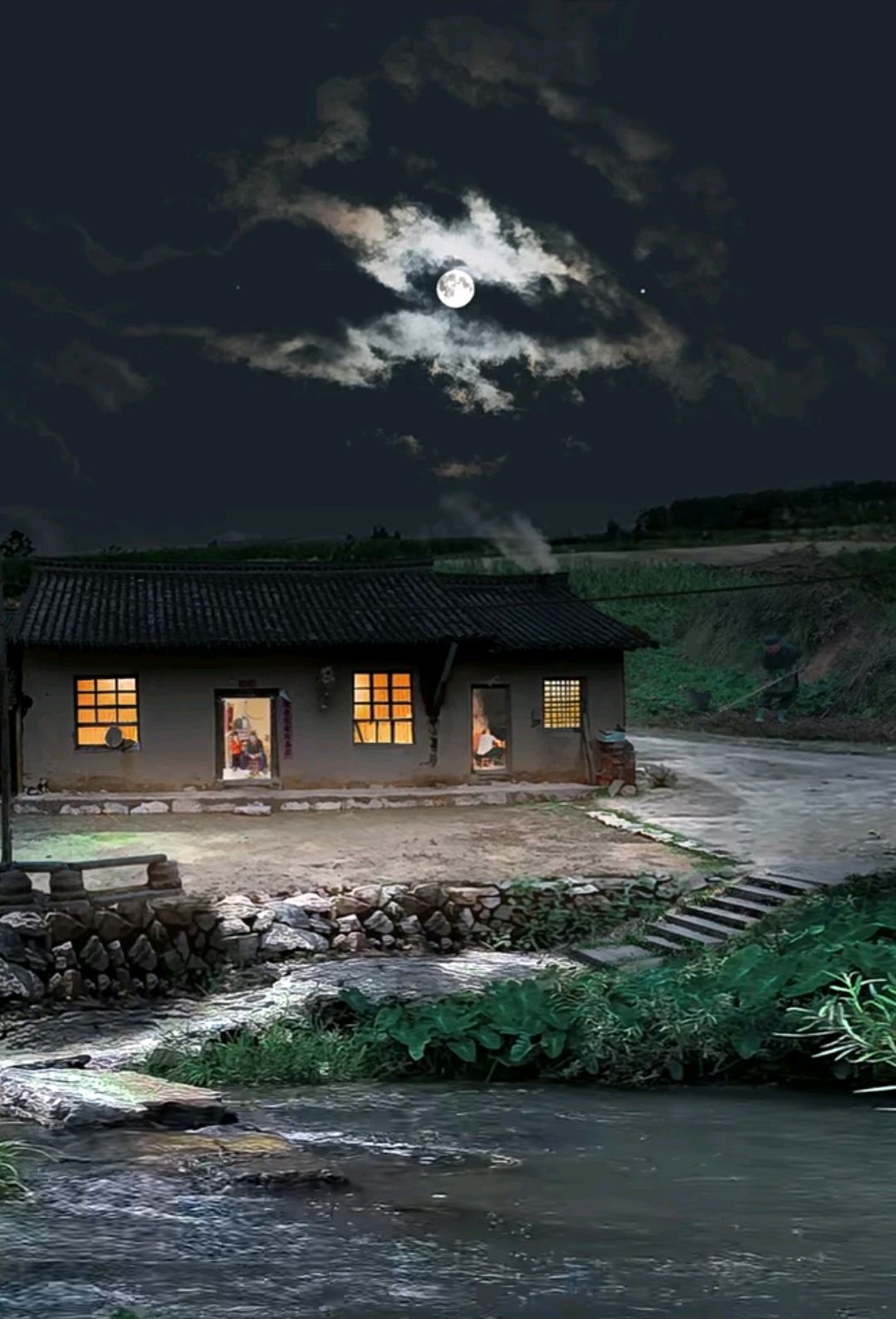 小溪流水依旧,月亮依旧升起,这片宁静的农村夜景也将延续下去