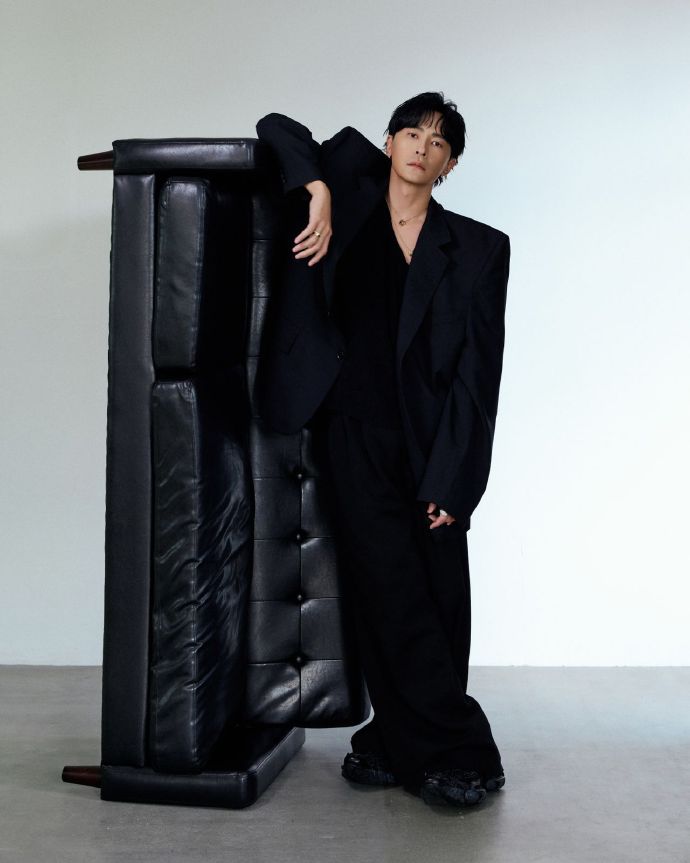 lvr星光#郑元畅超话身穿来自 luisaviaroma 的 dries van noten 单品