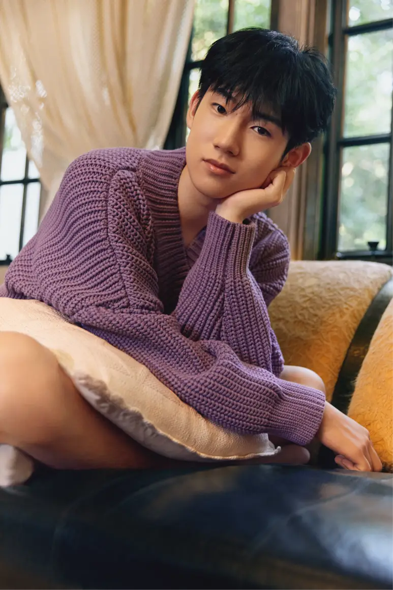 杜天宇最新写真浪漫山芋紫清新脱俗