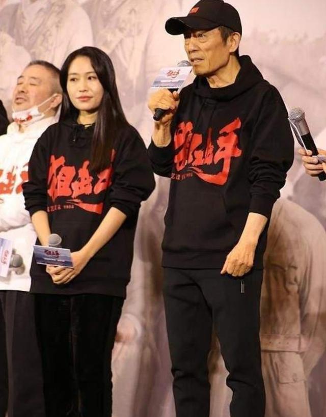 张艺谋的身高比例仍然粗糙,轻松hold住这款长度中规中矩的卫衣.