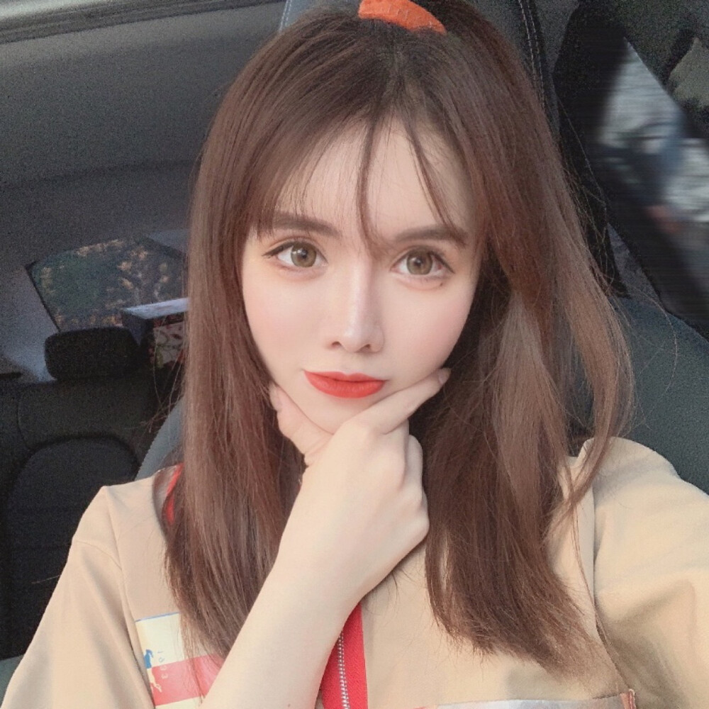 女人的自信一半来自阅历和价值,一半来自于颜值和自律.