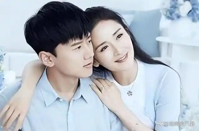 张杰谢娜海南带娃度假表情却成亮点网友三个娃明星也得崩溃