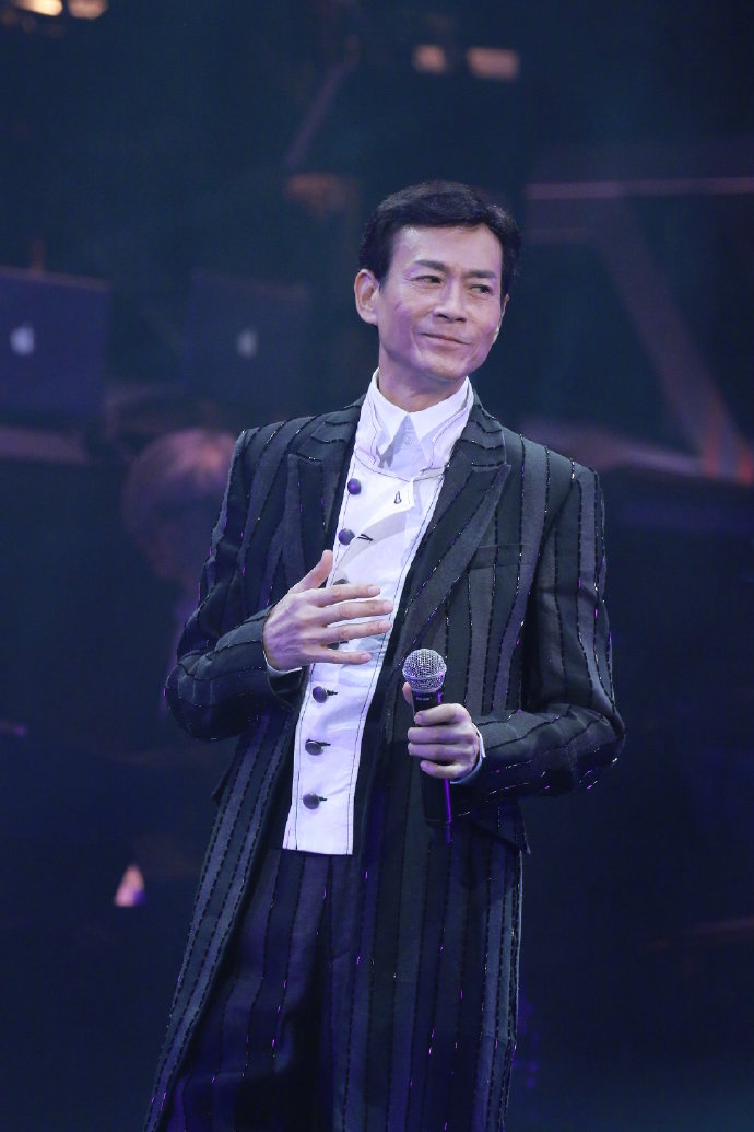 72岁郑少秋花样穿西装载歌载舞帅翻天,网友:说他40我也信!