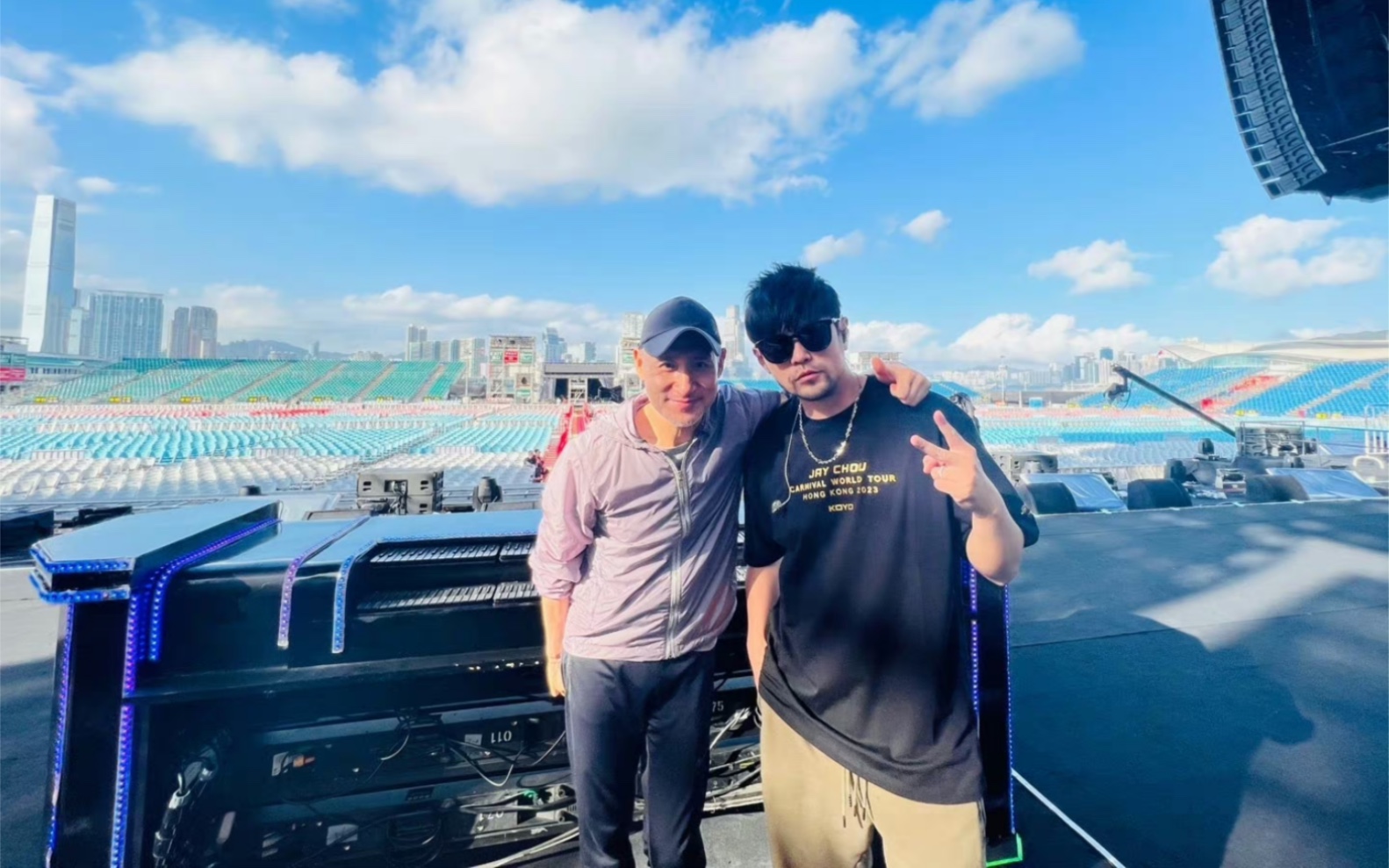 不同视角看周杰伦和张学友合照.