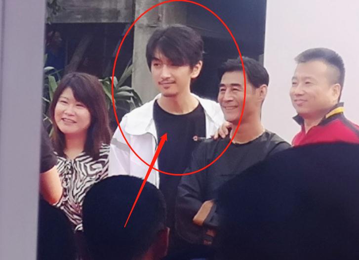 陈晓王一博两人相差10岁站一起时差距全在仪态上了