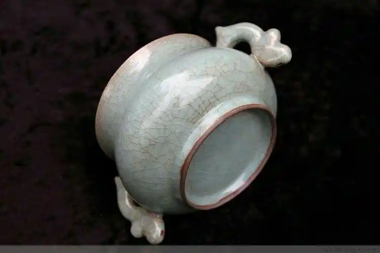 南宋官窑的"紫口铁足"特征,这里表现很显然看看"紫口"是无法模仿. .