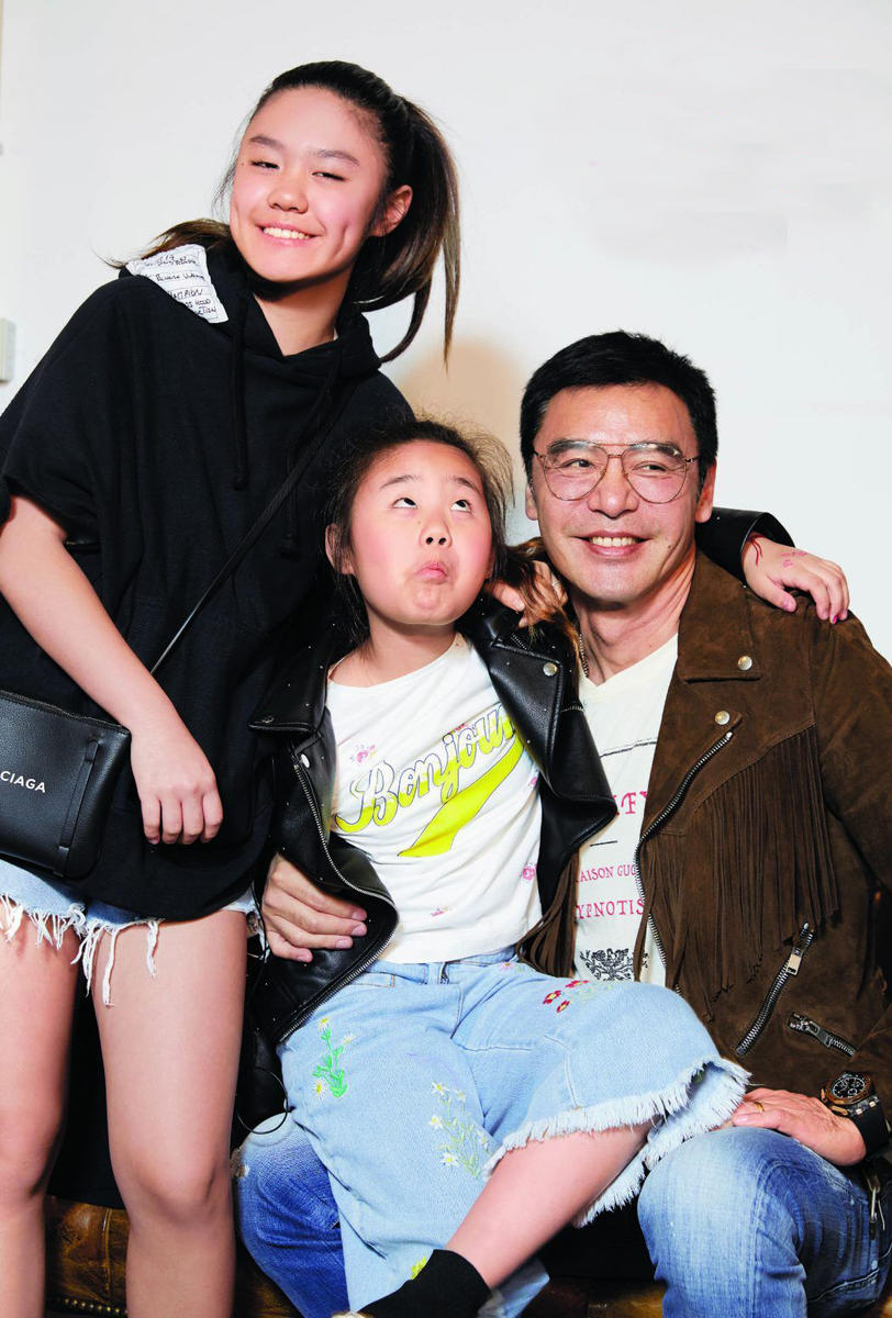 钟镇涛带宝贝女儿受访对镜头亲亲 支持女儿入行