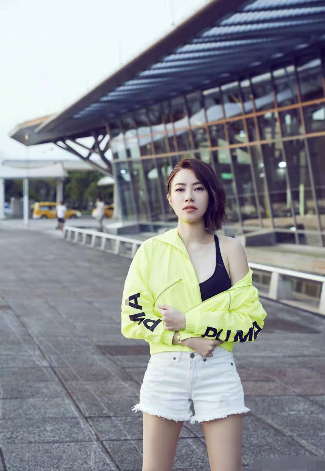 原创41岁徐怀钰穿搭依旧宛如妙龄少女完美解释不老女神的秘密