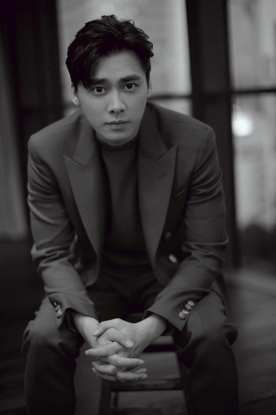 李易峰身穿中国红双排扣西装亮相活动,优雅又霸气,期待明年播出的