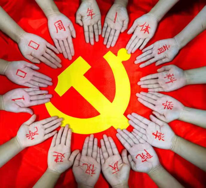 我与党旗合影庆建党百年华诞不忘初心跟党走