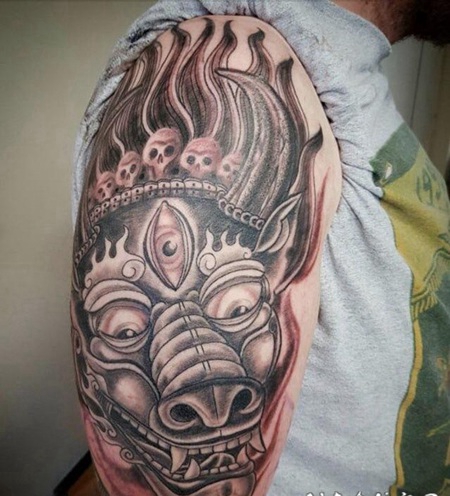 公牛头纹身 男生大臂上恐怖的公牛头纹身图片