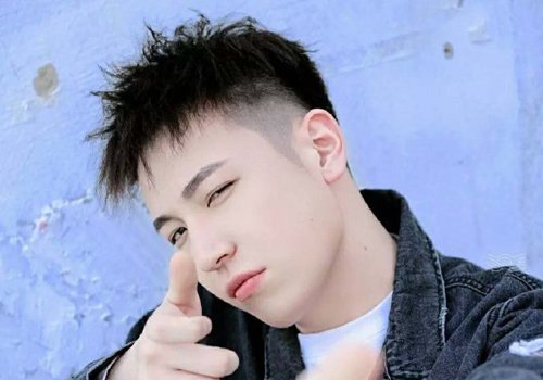 不对称发型梳起来是有着蓬松感特色的模样,男生偏分短发发型将后脑