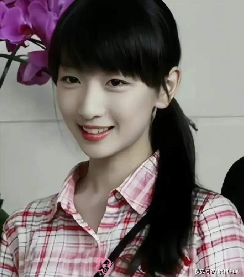 看完周冬雨高中时的照片,完全理解为何她被张艺谋相中了,太灵了_身材