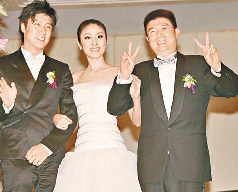 陈司翰因偷吃与庄思明分手 牵新女友热吻