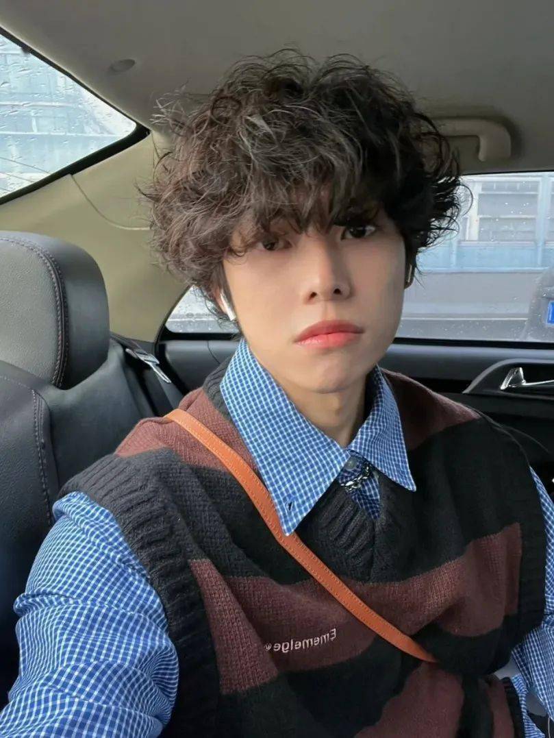 混血小哥哥的常用style往期回顾短烫羊毛卷,冬日复古