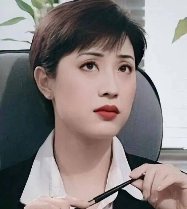 1990年,参加香港无线电视台(tvb)举办的国际华裔小姐竞选荣获亚军后