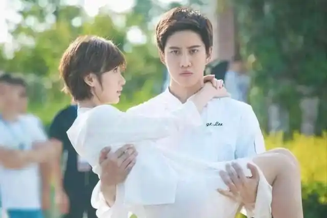 抱不起女星,拉不开弓,硅胶假身材,娱乐圈男星到底有多